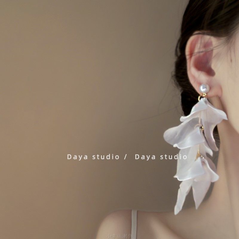 Exaggerated long petal earrings 2025 new stud earrings atmosphere vacation style niche high-end earrings women
Exaggerated long petal earrings 2025 new stud earrings atmosphere vacation style niche high-end earrings women