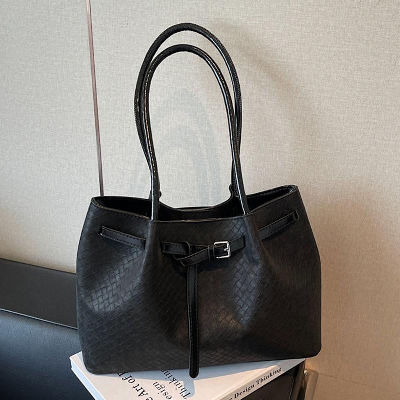 Retro bag women s large-capacity new autumn and winter versatile simple pleated shoulder bag commuter tote bag чёрный
Retro bag women s large-capacity new autumn and winter versatile simple pleated shoulder bag commuter tote bag чёрный