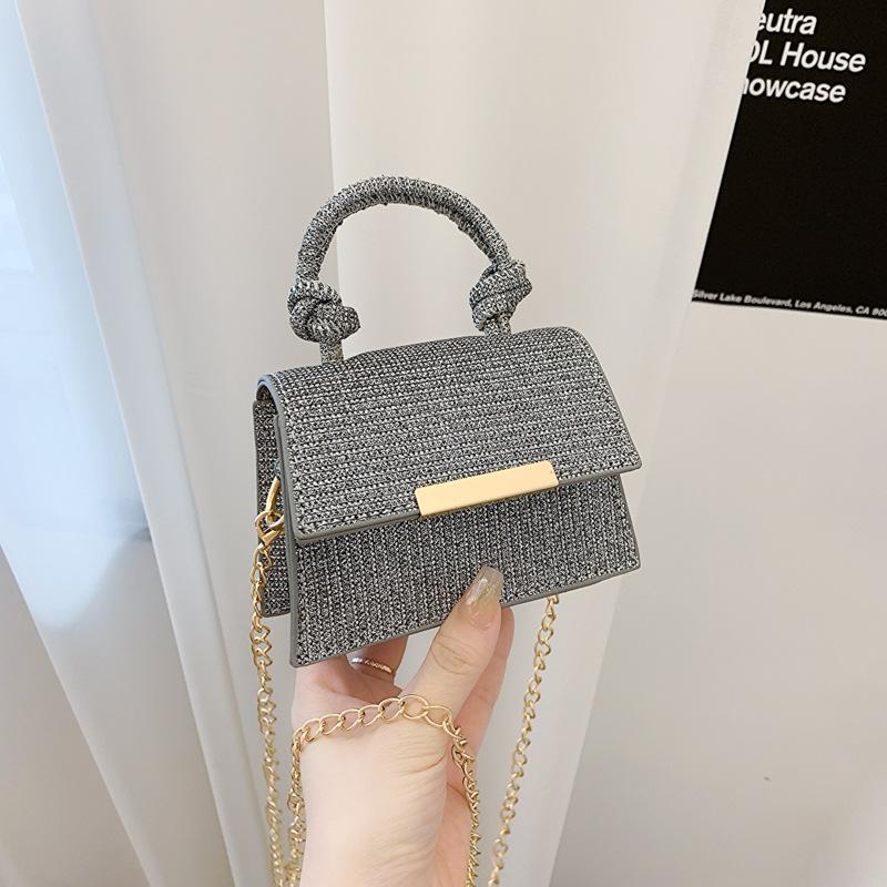 Популярная модная сумка-кроссбоди на цепочке с пайетками, летняя новинка с узлом, портативная, через плечо, маленькая квадратная сумка серебряный
Популярная модная сумка-кроссбоди на цепочке с пайетками, летняя новинка с узлом, портативная, через плечо, маленькая квадратная сумка серебряный