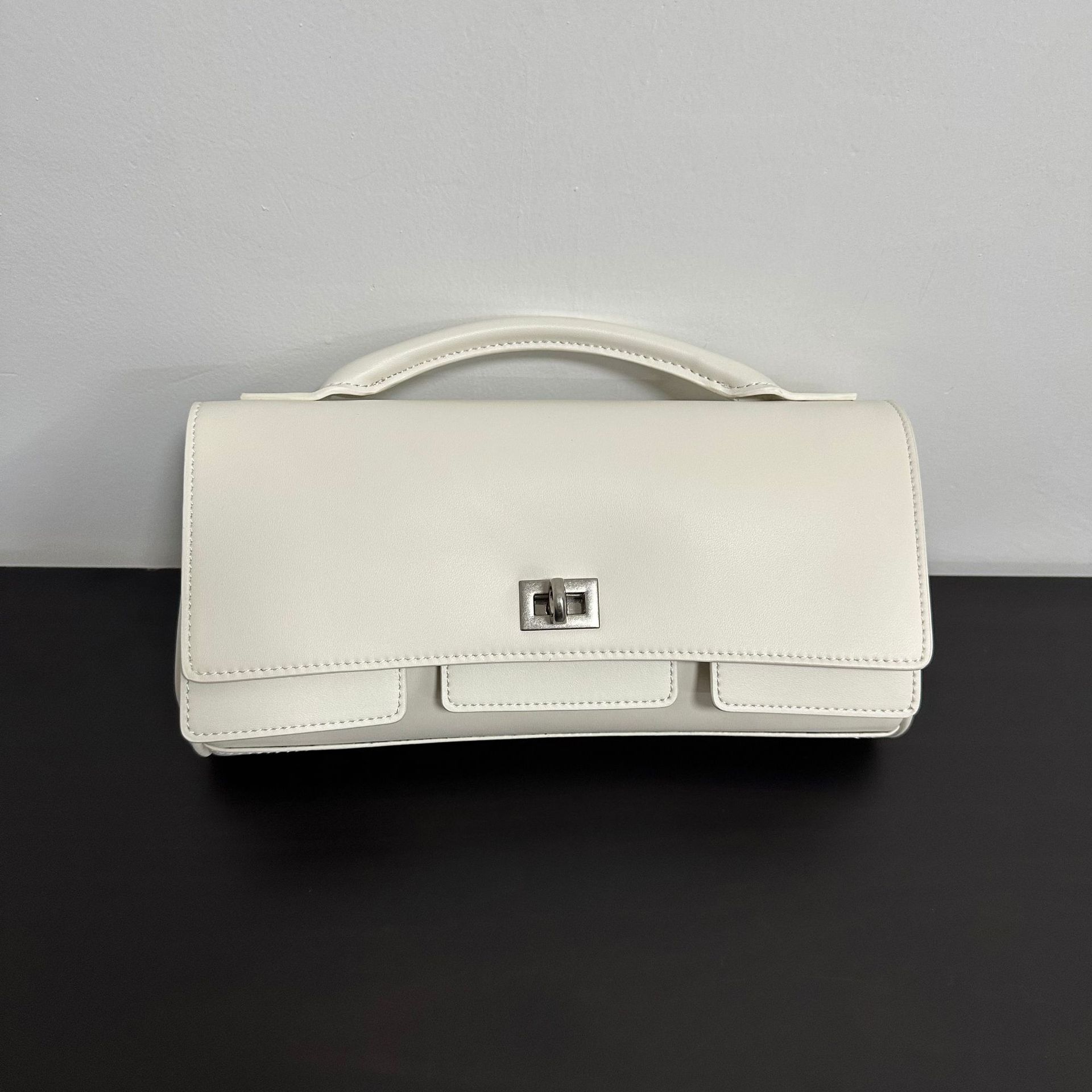 Нова модна багетна сумка 2025 року. Жіноча сумка через плече на одне плече. Проста горизонтальна сумочка. Висококласний і нішевий дизайн. 26.9 x 13.9 x 2.3cm+No logo срібний
Нова модна багетна сумка 2025 року. Жіноча сумка через плече на одне плече. Проста горизонтальна сумочка. Висококласний і нішевий дизайн. 26.9 x 13.9 x 2.3cm+No logo срібний