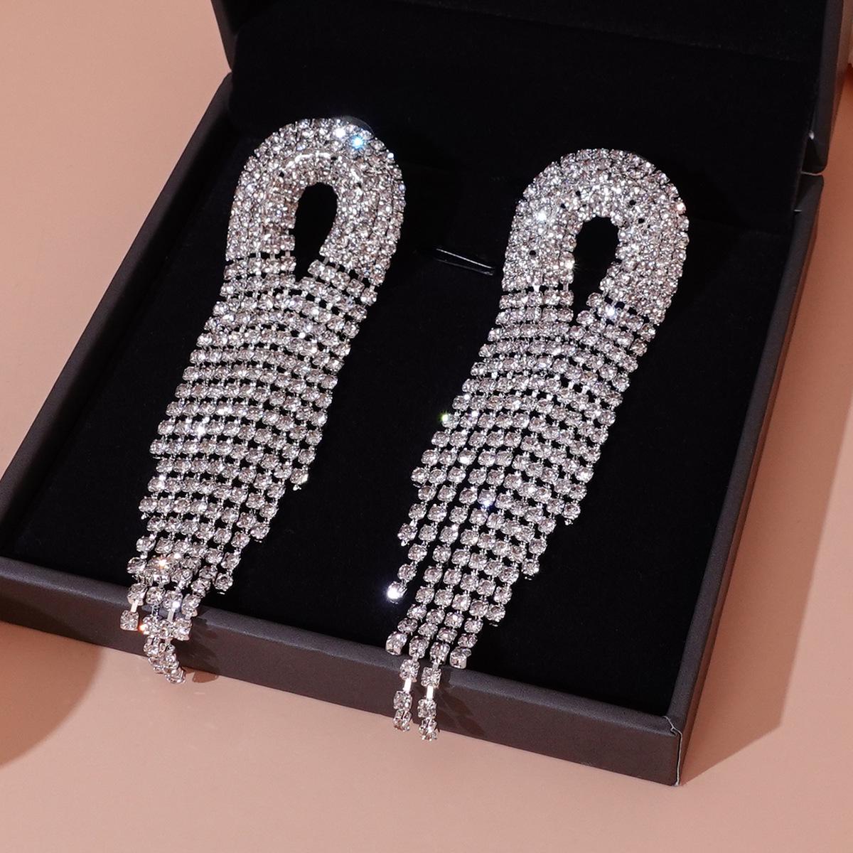 Luxurious Diamond Tassel Earrings: Shimmering, High-End Fashion for Exquisite European & American Style Party Wear.
Luxurious Diamond Tassel Earrings: Shimmering, High-End Fashion for Exquisite European & American Style Party Wear.