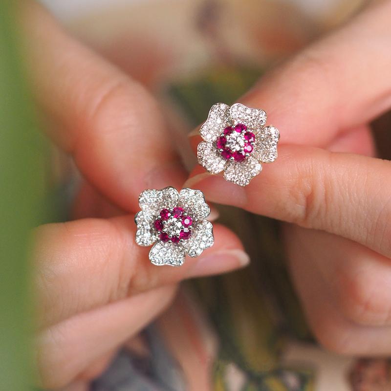 Huitan Bling Flower Stud Earrings Full with Cubic Zirconia Aesthetic Women s Ear Accessories Bright Red Earrings Trendy Zircon
Huitan Bling Flower Stud Earrings Full with Cubic Zirconia Aesthetic Women s Ear Accessories Bright Red Earrings Trendy Zircon