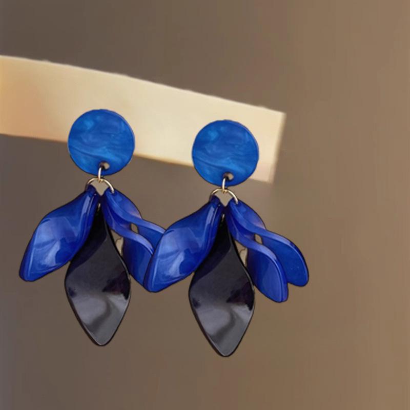 Серьги-гвоздики с кисточками из смолы в виде цветов, простые, маленькие, свежие, темпераментные, модные, универсальные, с высоким чувством стиля
Серьги-гвоздики с кисточками из смолы в виде цветов, простые, маленькие, свежие, темпераментные, модные, универсальные, с высоким чувством стиля