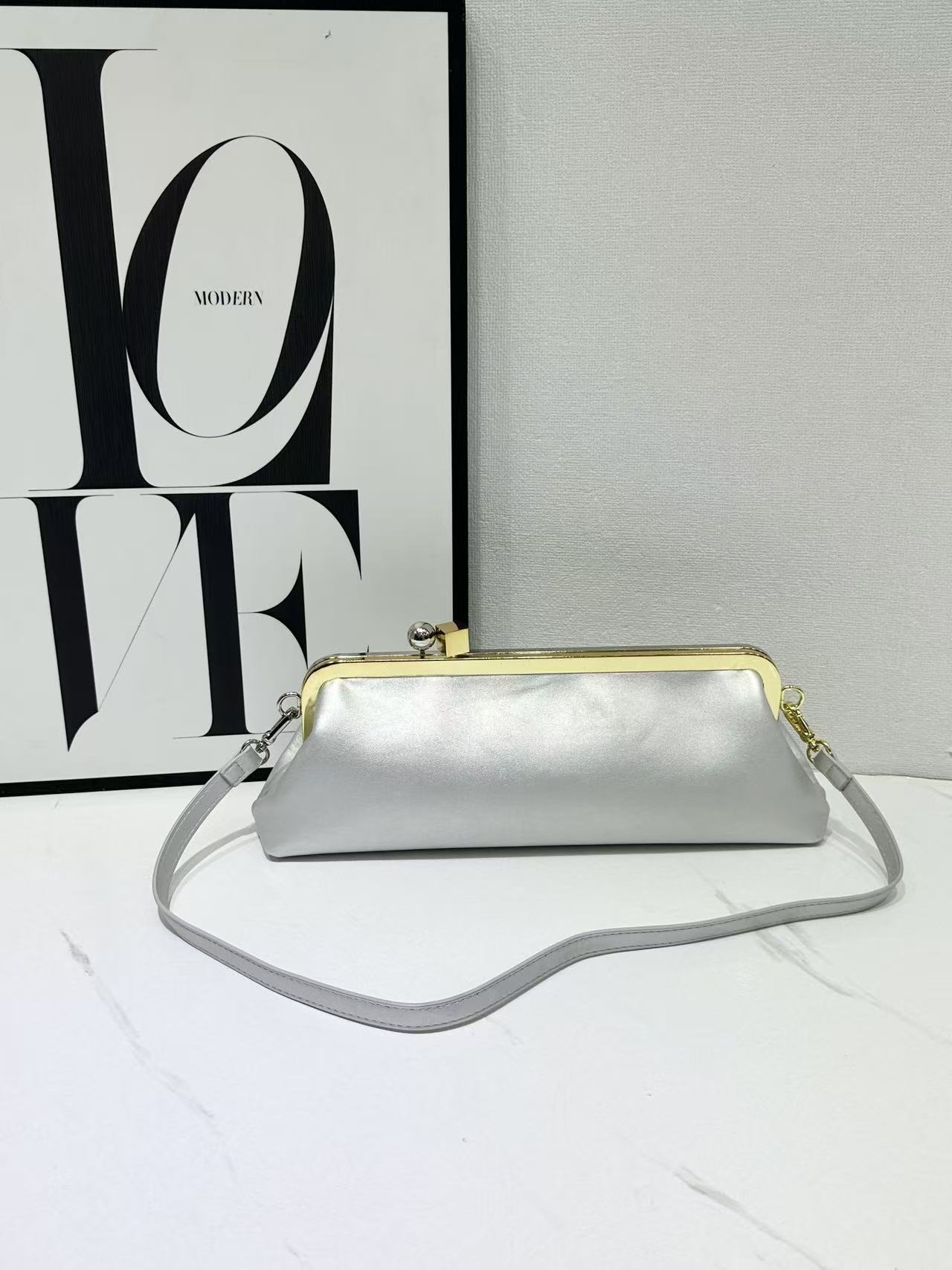 2026 Women s Luxury Top Handle Underarm Bag New Fashiable Designer Shoulder Handbags Crossbody Bag Evening Clutch
2026 Women s Luxury Top Handle Underarm Bag New Fashiable Designer Shoulder Handbags Crossbody Bag Evening Clutch