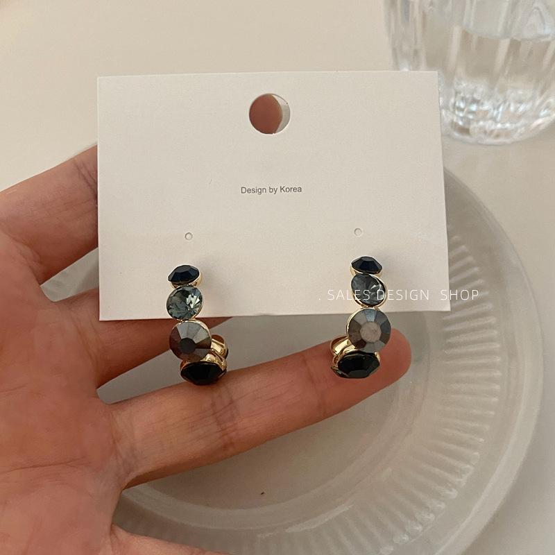 Korean Geometric C-Shaped Rhinestone Stud Earrings: Elegant, Versatile Design for Women.
Korean Geometric C-Shaped Rhinestone Stud Earrings: Elegant, Versatile Design for Women.
