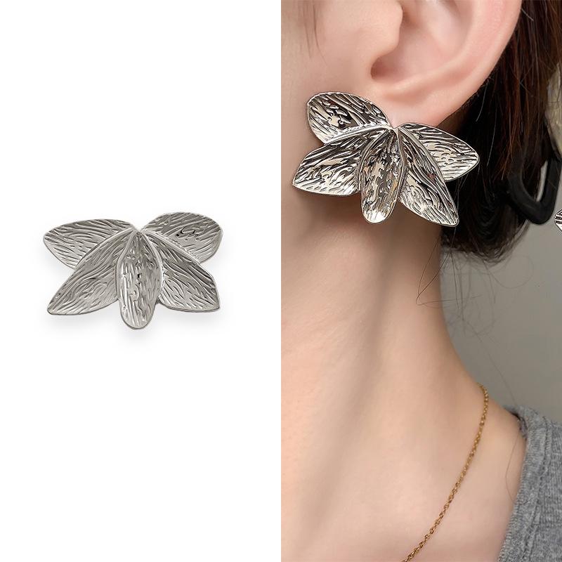 Copper-Plated 18K Gold Leaf Earrings: Stylish Retro Women s Accessory Copper plated with real gold
Copper-Plated 18K Gold Leaf Earrings: Stylish Retro Women s Accessory Copper plated with real gold