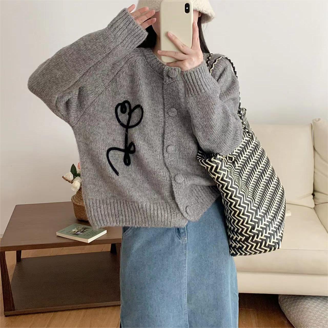 Осень Зима однобортный вязаный свитер короткий кардиган куртка свободный круглый вырез корейская мода свитера с цветами молодежный женский One Size
Осень Зима однобортный вязаный свитер короткий кардиган куртка свободный круглый вырез корейская мода свитера с цветами молодежный женский One Size