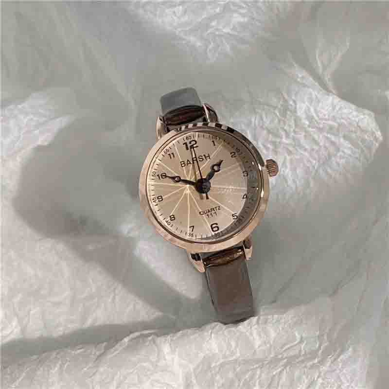 Модные персонализированные простые часы, женские часы, цифровые часы с ремнем и бабочкой
Модные персонализированные простые часы, женские часы, цифровые часы с ремнем и бабочкой