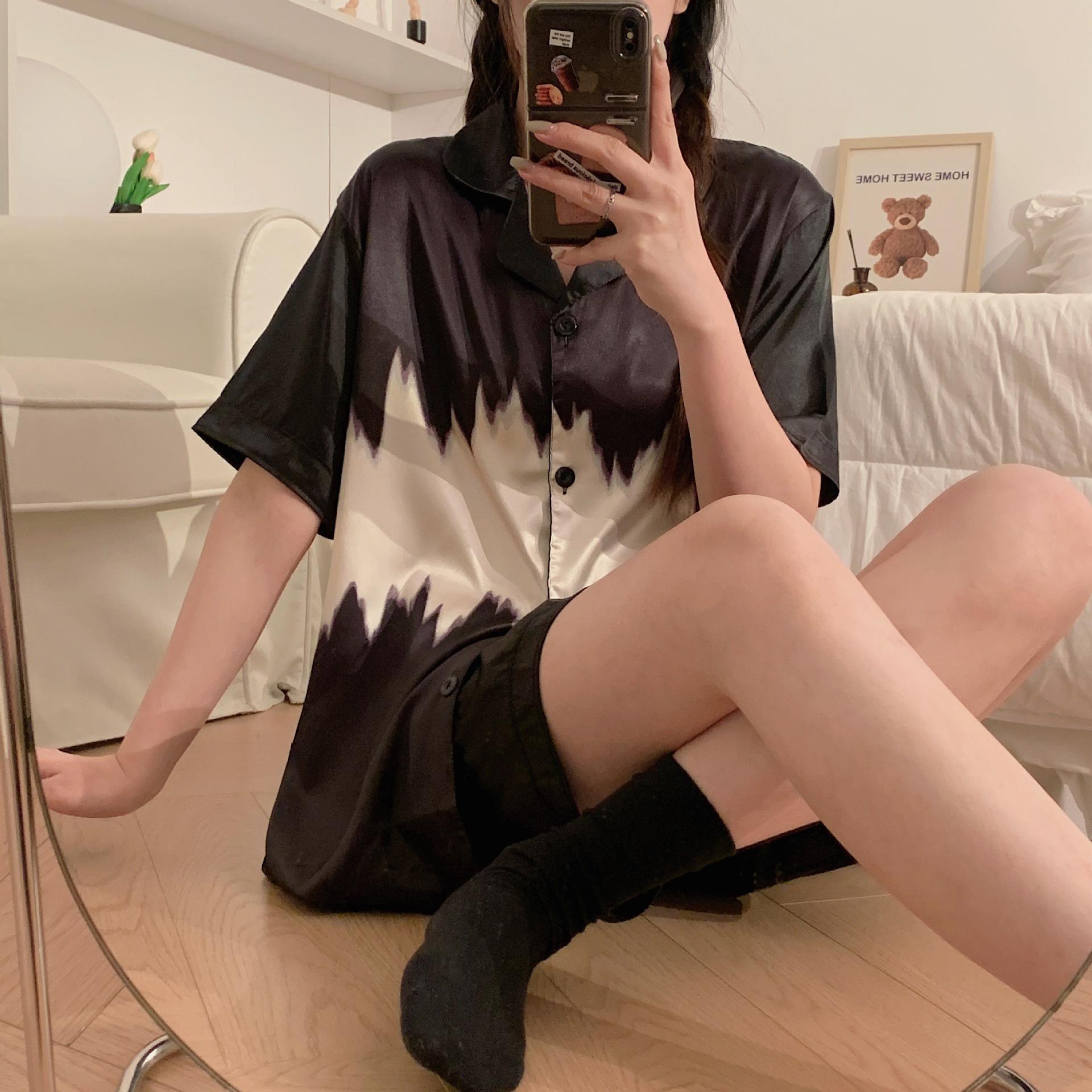 Pajamas women s summer ice silk thin short-sleeved shorts set high-end sense summer can wear loungewear XXL
Pajamas women s summer ice silk thin short-sleeved shorts set high-end sense summer can wear loungewear XXL
