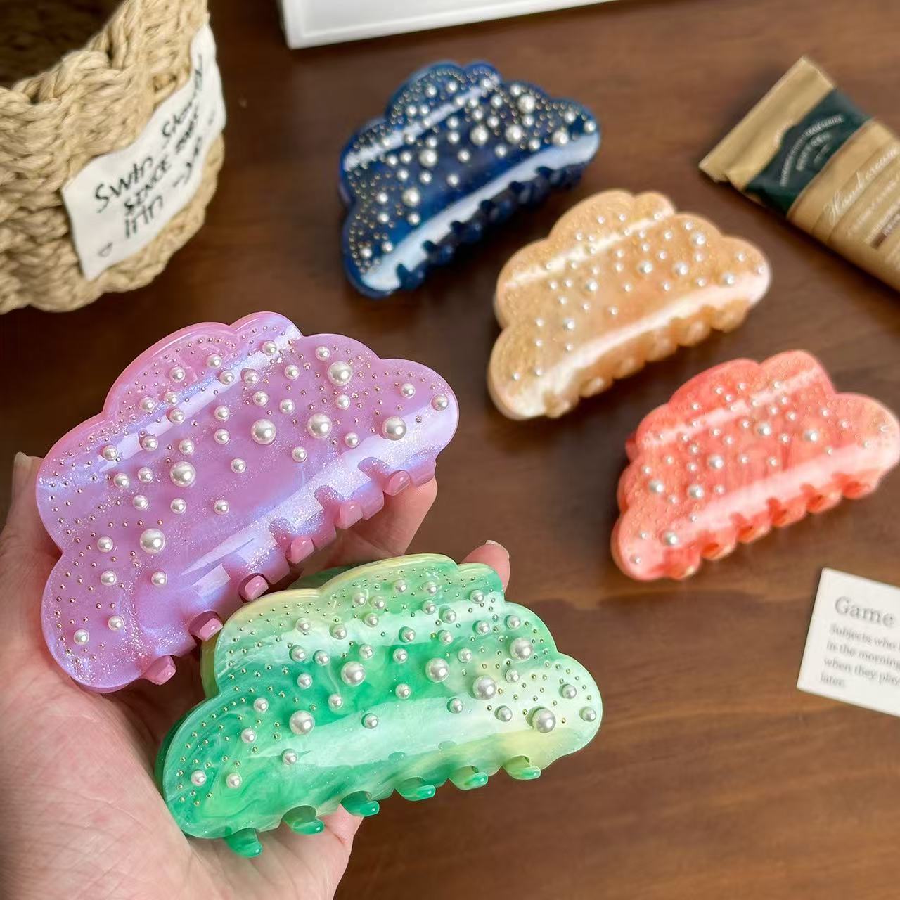 1pc pearl imitation acetate hairpin, colorful clouds, luxurious and high-quality shark clip
1pc pearl imitation acetate hairpin, colorful clouds, luxurious and high-quality shark clip