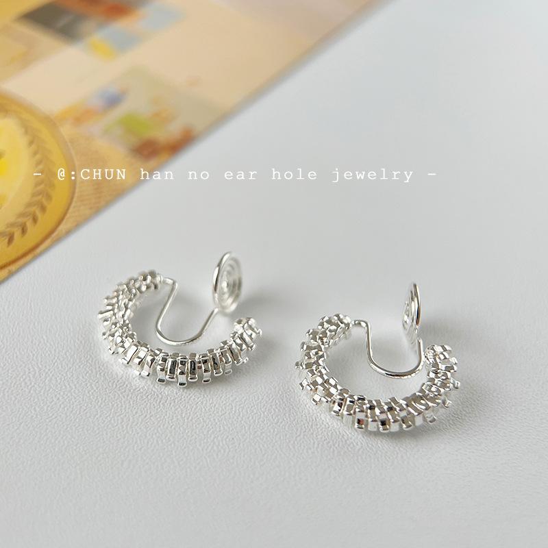 Broken silver C-type mosquito coil disc ear clips, no ear piercings, painless studs, simple temperament, retro commuter earrings, earrings.
Broken silver C-type mosquito coil disc ear clips, no ear piercings, painless studs, simple temperament, retro commuter earrings, earrings.