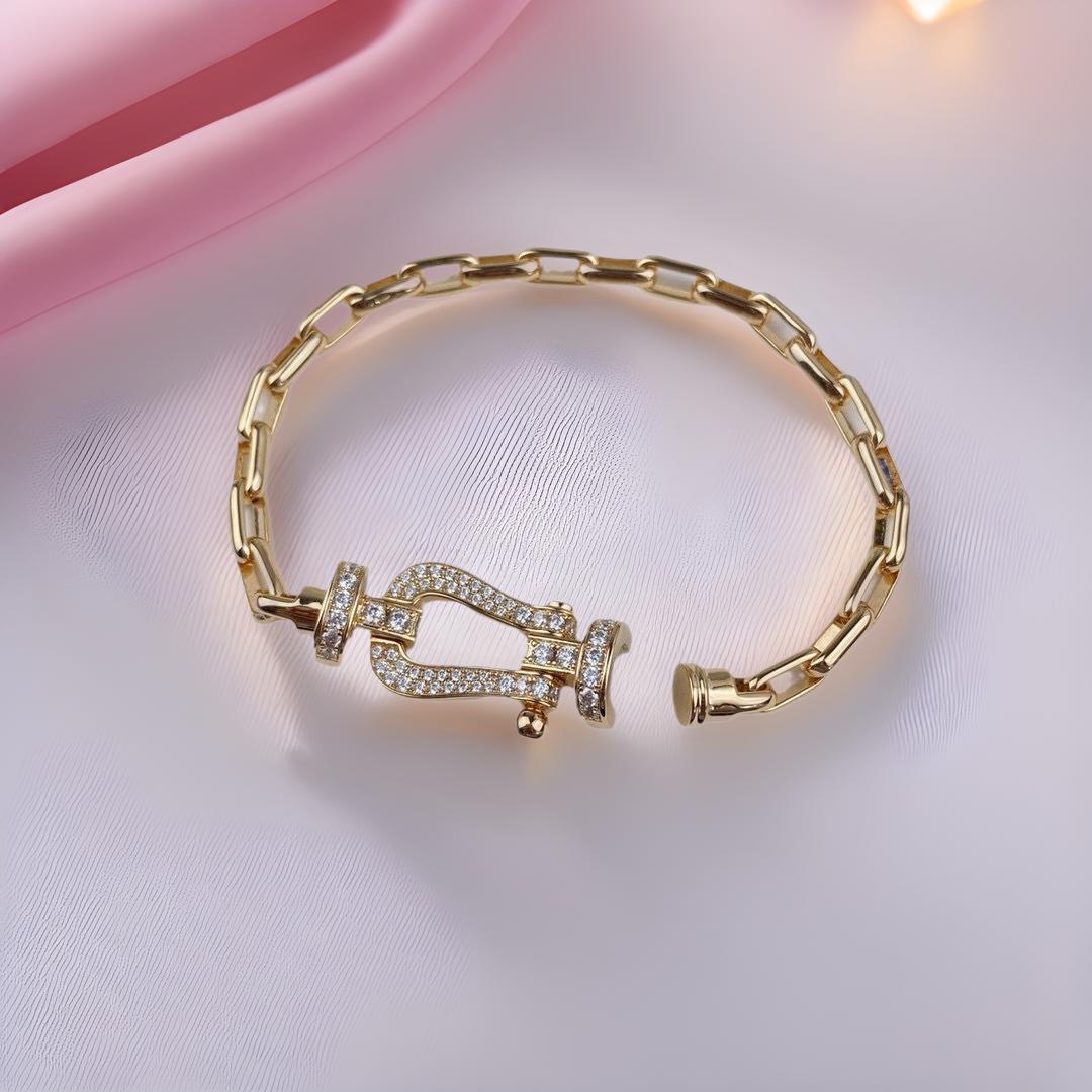 18K Gold Horseshoe Buckle Bracelet: Plain & Diamond-Set Options, U-Shaped Design 17 cm
18K Gold Horseshoe Buckle Bracelet: Plain & Diamond-Set Options, U-Shaped Design 17 cm