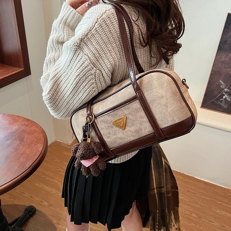 2025 winter new retro soft leather bowling bag niche design commuter handbag oil wax leather messenger bag tide 31*8*17
2025 winter new retro soft leather bowling bag niche design commuter handbag oil wax leather messenger bag tide 31*8*17