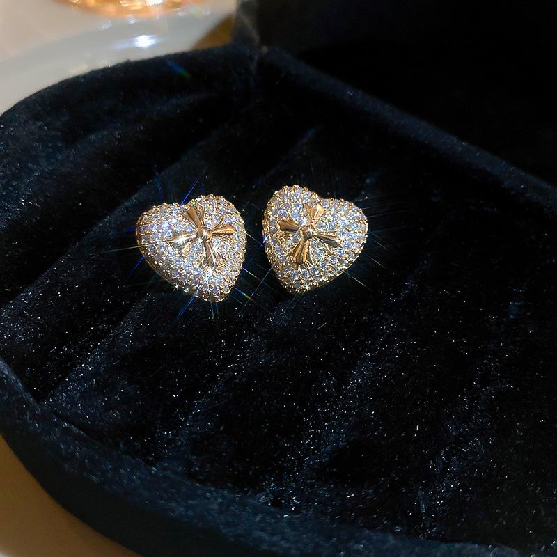 Роскошные серьги-крестики с цирконом в форме сердца: Стерлинговое серебро с позолотой, Элегантный европейский и американский стиль для женщин
Роскошные серьги-крестики с цирконом в форме сердца: Стерлинговое серебро с позолотой, Элегантный европейский и американский стиль для женщин