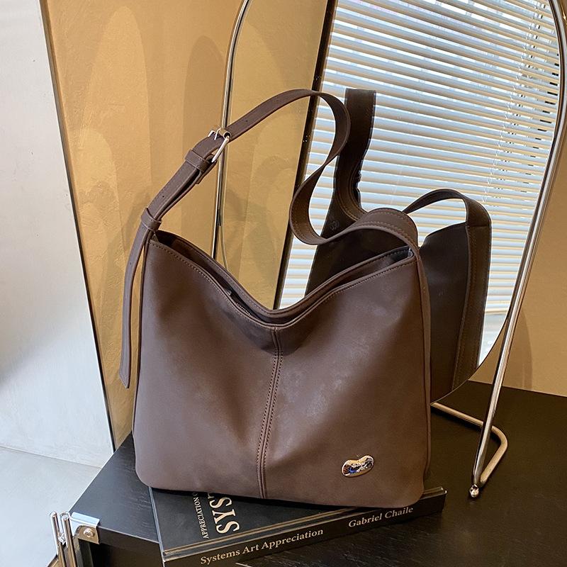Premium retro Maillard commuter tote bag women s new autumn and winter versatile shoulder messenger bag
Premium retro Maillard commuter tote bag women s new autumn and winter versatile shoulder messenger bag