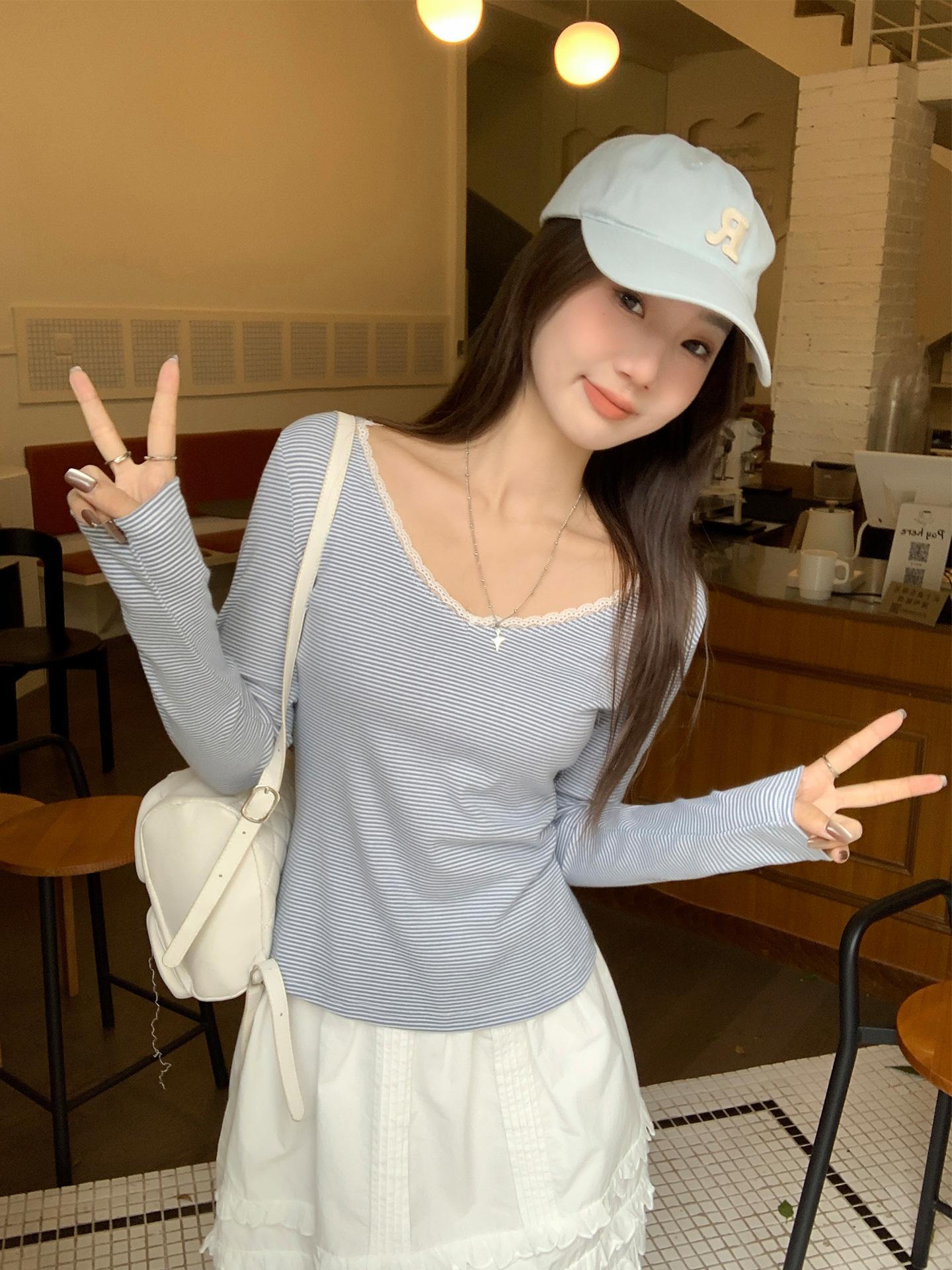 Blue and white striped lace edge exposed clavicle V-neck long-sleeved T-shirt women s autumn new inner bottoming shirt slim top S
Blue and white striped lace edge exposed clavicle V-neck long-sleeved T-shirt women s autumn new inner bottoming shirt slim top S