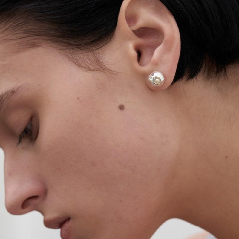 MIDNIGHT MOMENT soak pearl earring - silver silver
MIDNIGHT MOMENT soak pearl earring - silver silver