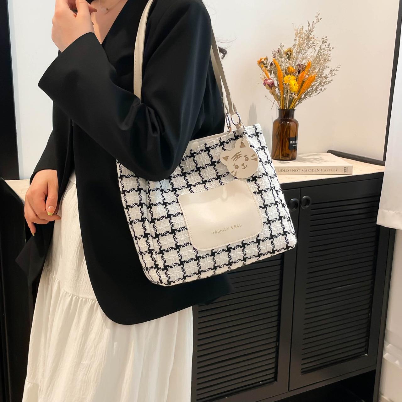 Summer handbag 2025 new fashionable plaid shoulder armpit bag casual class commuter tote bag
Summer handbag 2025 new fashionable plaid shoulder armpit bag casual class commuter tote bag