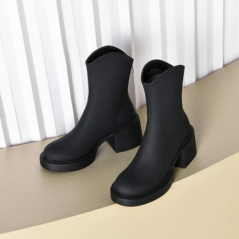 Осенне-зимние женские кожаные ботинки с круглым носком, на толстой подошве, с низким голенищем, на среднем каблуке, удобные, нескользящие, на толстой подошве, европейские и американские короткие ботинки 33
Осенне-зимние женские кожаные ботинки с круглым носком, на толстой подошве, с низким голенищем, на среднем каблуке, удобные, нескользящие, на толстой подошве, европейские и американские короткие ботинки 33