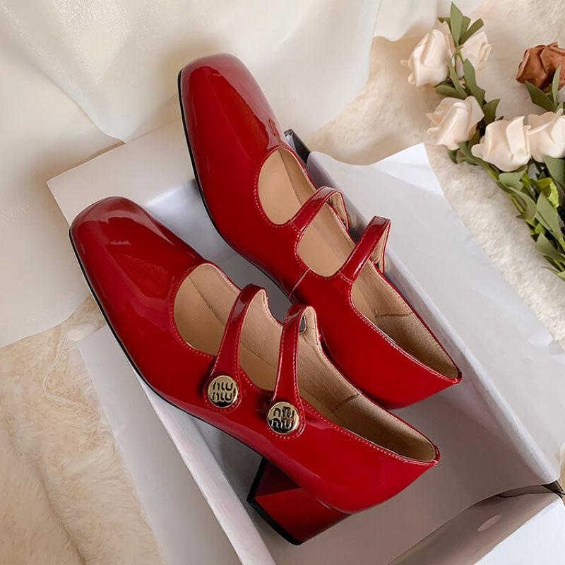 New red square head small leather shoes medium heel large size patent leather women s shoes square heel casual four seasons wear leather single sh 40
New red square head small leather shoes medium heel large size patent leather women s shoes square heel casual four seasons wear leather single sh 40