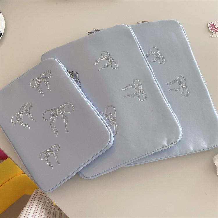 TS JYL laptop bag,Korean INS Rhinestone Bow Tablet Sleeve 11 13 15 Inch Laptop Protector 13-14 inches синий
TS JYL laptop bag,Korean INS Rhinestone Bow Tablet Sleeve 11 13 15 Inch Laptop Protector 13-14 inches синий