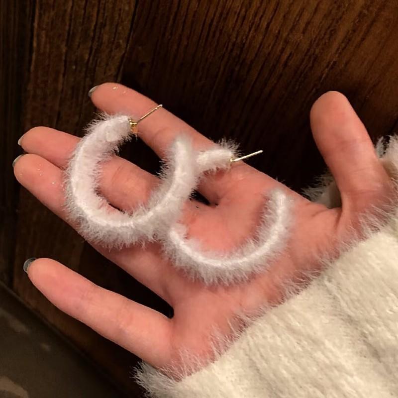 New trendy 111 silver needle white plush C-shaped earrings, gentle temperament, high-end stud earrings, earrings for women
New trendy 111 silver needle white plush C-shaped earrings, gentle temperament, high-end stud earrings, earrings for women