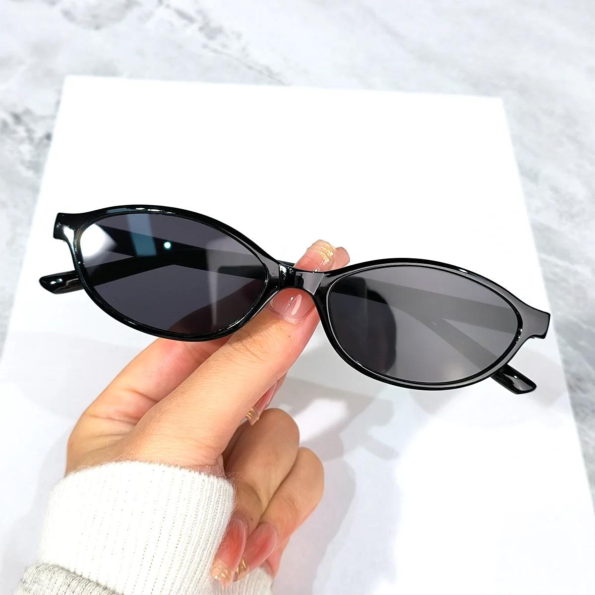 Chic Oval Retro Fashion Glasses for Women - Retro-Inspired Anti-Reflective Lens Perfect for Street Style & Daily Plans
Chic Oval Retro Fashion Glasses for Women - Retro-Inspired Anti-Reflective Lens Perfect for Street Style & Daily Plans