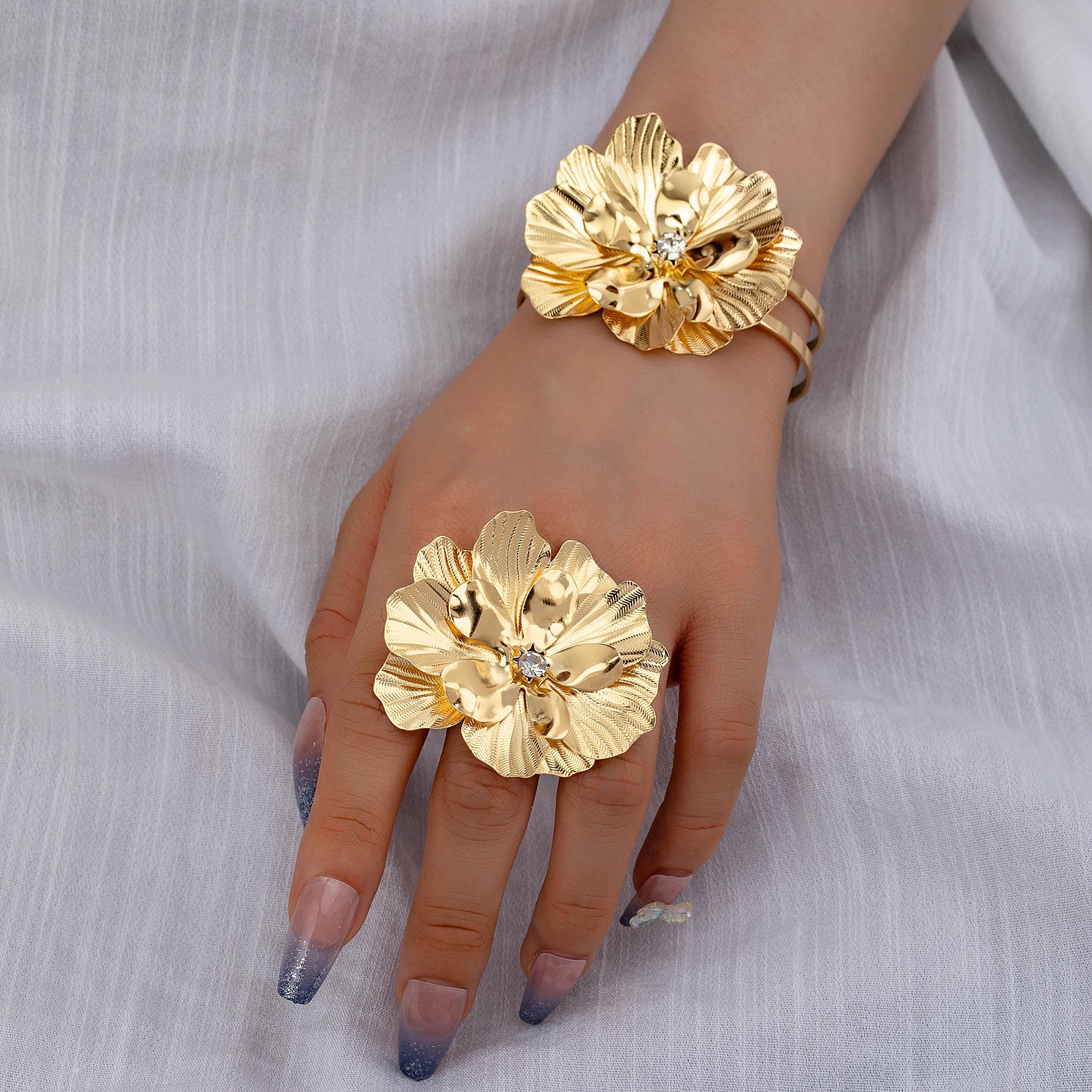 European & American Floral Inlaid Bangle & Ring Set: Chic, Versatile Jewelry for Daily Wear & Parties.
European & American Floral Inlaid Bangle & Ring Set: Chic, Versatile Jewelry for Daily Wear & Parties.