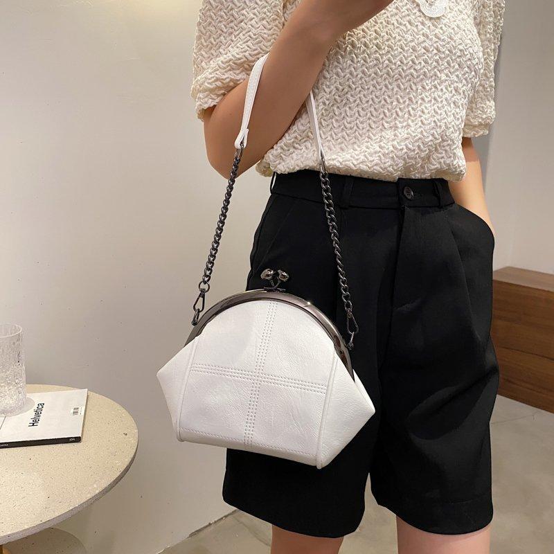 Fashi Women Shoulder Bag Casual Chains Crossbody Bag Small Kiss Lock Female Handbag pu leather cute Flap Lady Bolsa Feminina 26x21.5x10.5cm білий
Fashi Women Shoulder Bag Casual Chains Crossbody Bag Small Kiss Lock Female Handbag pu leather cute Flap Lady Bolsa Feminina 26x21.5x10.5cm білий