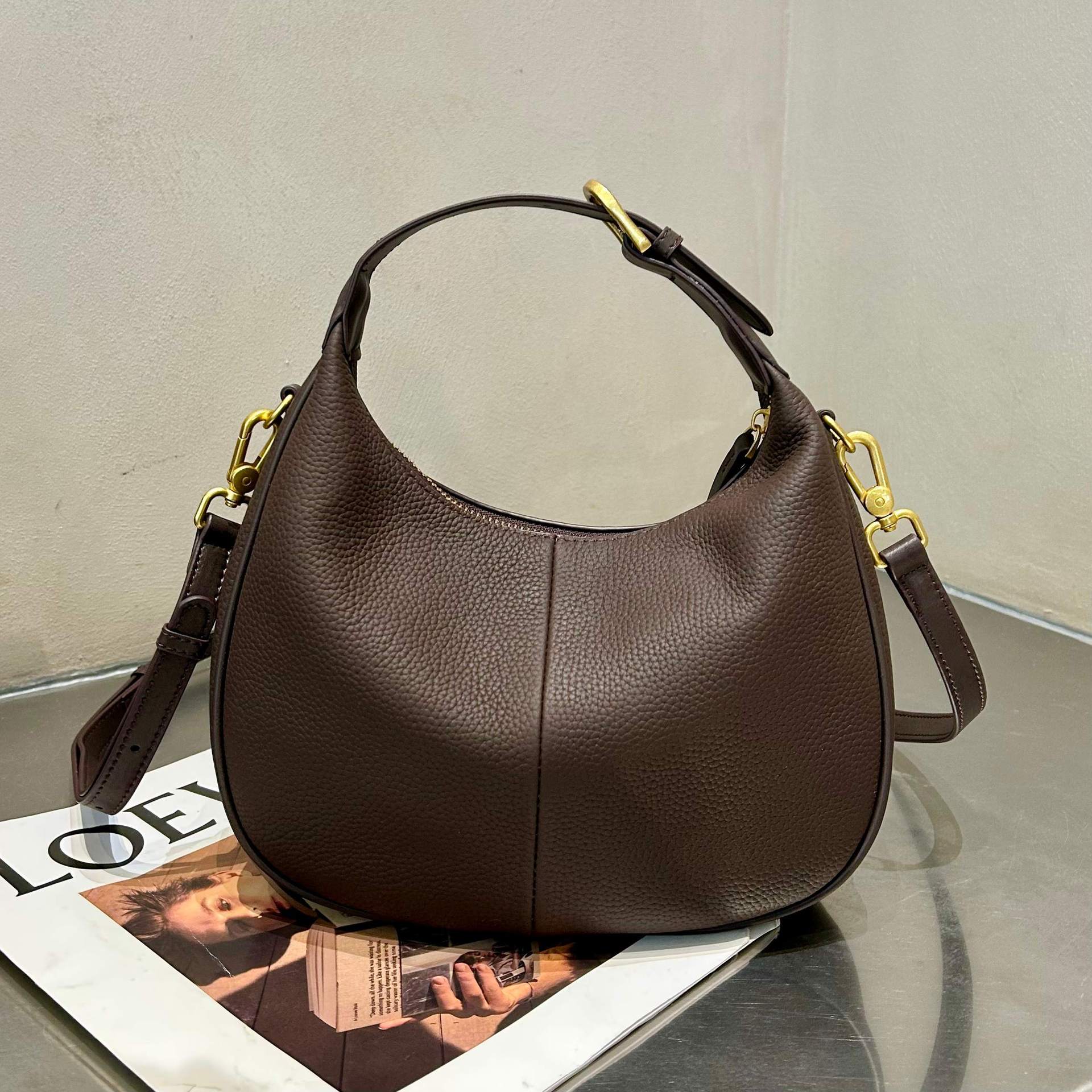 New Leather Large Bag Temperament Handbag, Single Shoulder Diagonal Cross Handbag, Women s High-end Sense, Top Layer Cowhide Women s Bag кофейный
New Leather Large Bag Temperament Handbag, Single Shoulder Diagonal Cross Handbag, Women s High-end Sense, Top Layer Cowhide Women s Bag кофейный