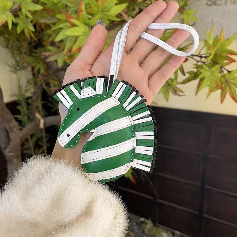 Zebra Head Bag Pendant, Premium Zebra Pendant, Sheepskin Leather Hand-sewn Pony Car Pendant, Bag Charm зелений
Zebra Head Bag Pendant, Premium Zebra Pendant, Sheepskin Leather Hand-sewn Pony Car Pendant, Bag Charm зелений