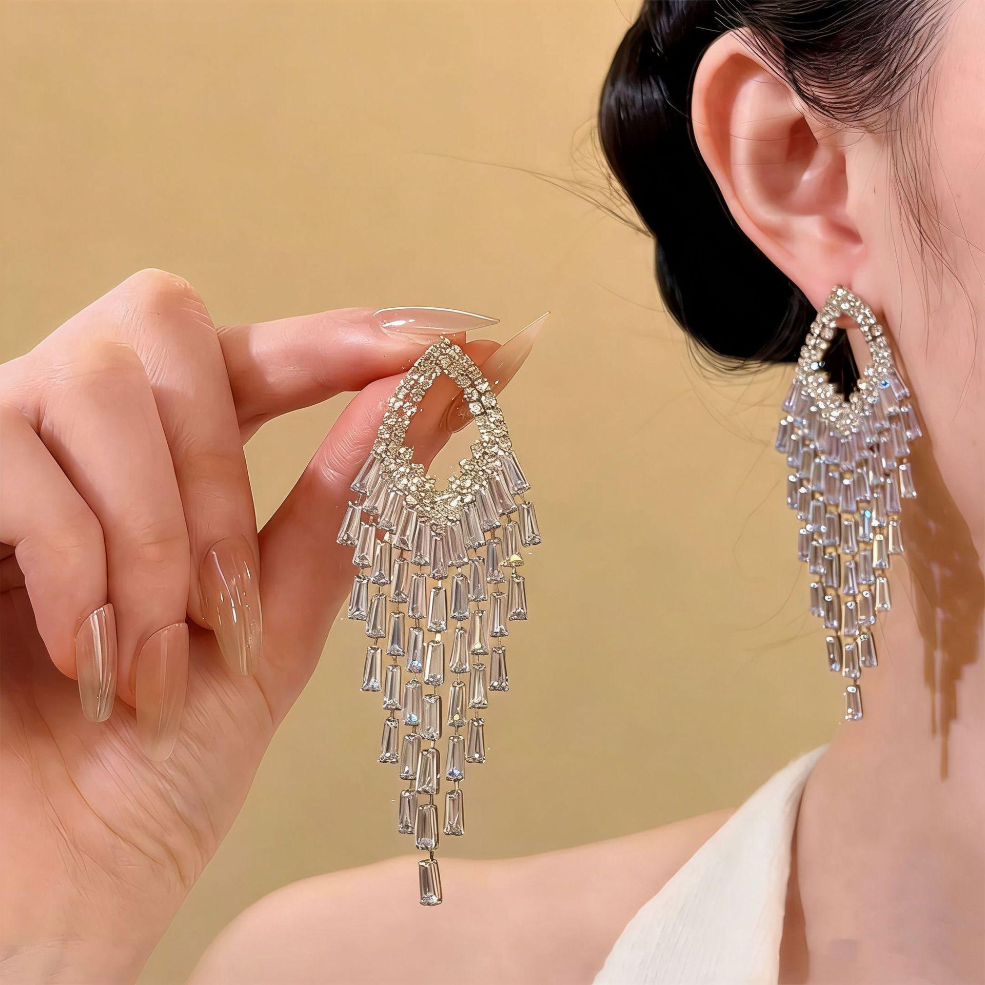 Cold daughter feeling full of diamond tassel earrings light luxury antique long earrings temperament advanced sense dinner party exaggerated earrings
Cold daughter feeling full of diamond tassel earrings light luxury antique long earrings temperament advanced sense dinner party exaggerated earrings
