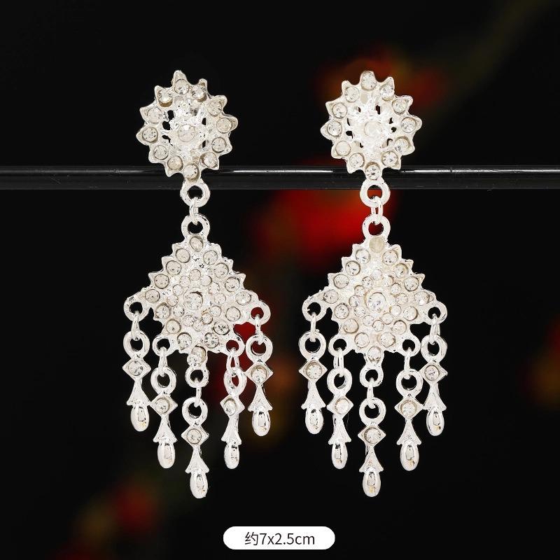 Нет пирсинга ушей, клипсы для ушей, серьги народности дай, серьги с бахромой в экзотическом стиле ретро, женские серьги из мьяоского серебра.
Нет пирсинга ушей, клипсы для ушей, серьги народности дай, серьги с бахромой в экзотическом стиле ретро, женские серьги из мьяоского серебра.