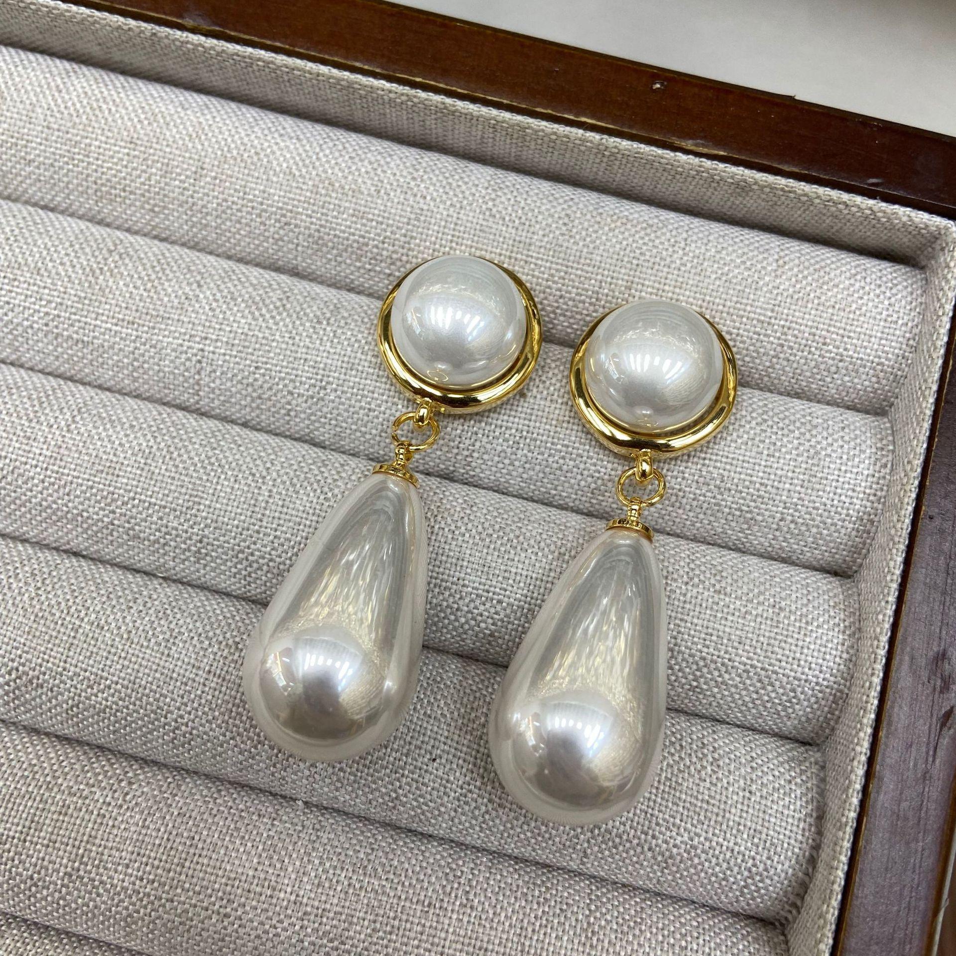 Hong Kong Style Temperament Fashionable Small Fragrance Water Drop Shaped Pearl Earrings Women Exaggerated Atmosphere Versatile High Sense
Hong Kong Style Temperament Fashionable Small Fragrance Water Drop Shaped Pearl Earrings Women Exaggerated Atmosphere Versatile High Sense