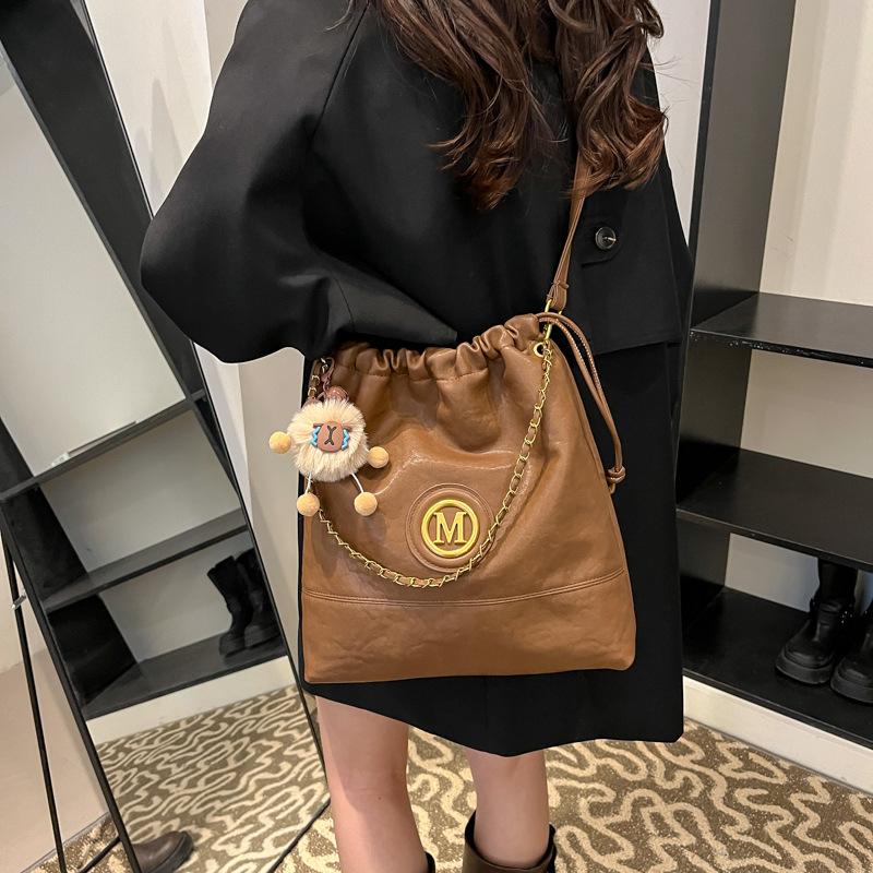 Повседневная сумка большой вместимости для поездок на работу, женская, новая модель 2025 года, универсальный рюкзак на двойных лямках, наплечная сумка, сумка-мессенджер, сумка-тоут 28*8*31 коричневый
Повседневная сумка большой вместимости для поездок на работу, женская, новая модель 2025 года, универсальный рюкзак на двойных лямках, наплечная сумка, сумка-мессенджер, сумка-тоут 28*8*31 коричневый