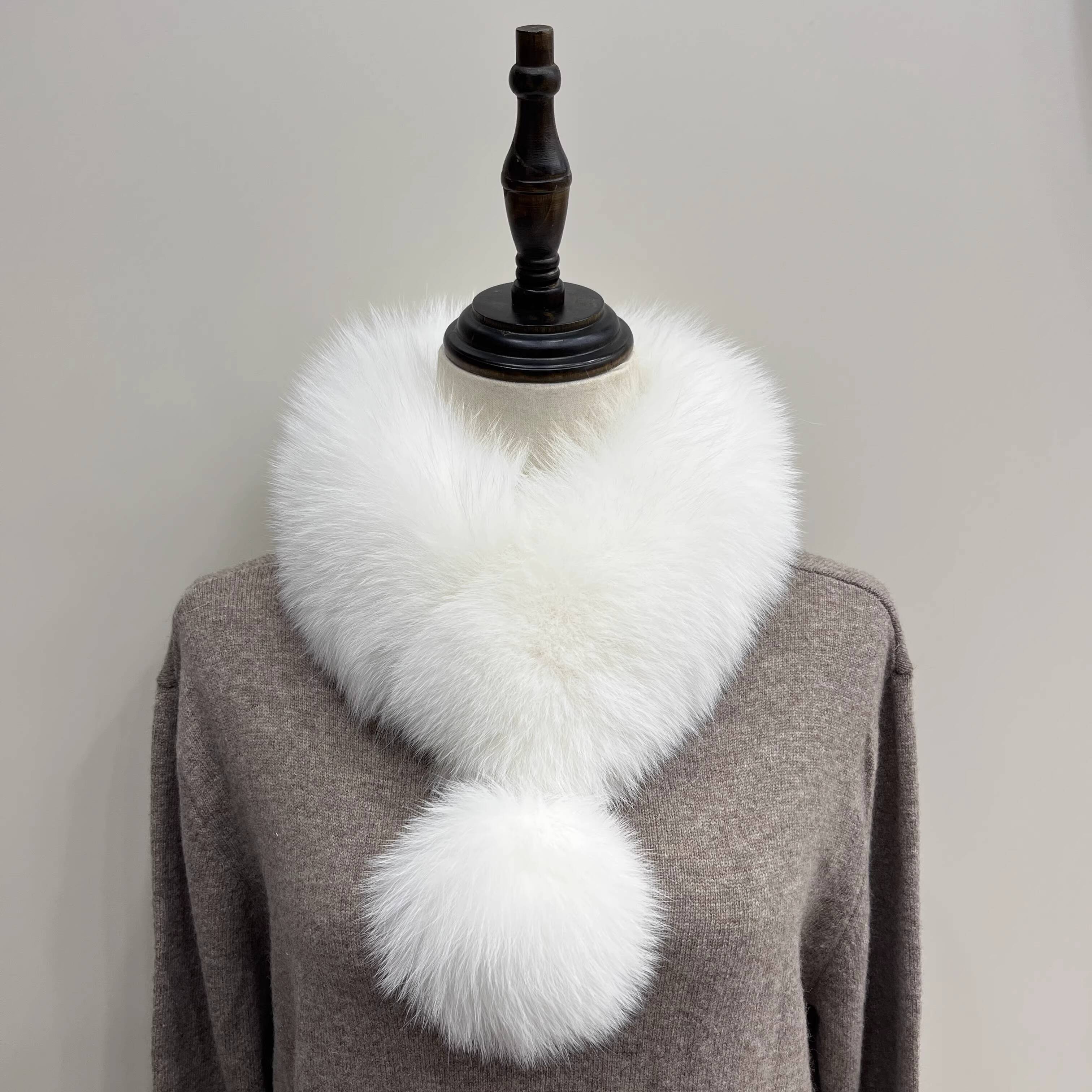 Real Fox Fur Scarf Fashion Fur Neck Warmer For Women Winter Fluffy Rex Rabbit Fur Scarf Warm Accessory Down Jacket Large Scarf 58CMX13CM
Real Fox Fur Scarf Fashion Fur Neck Warmer For Women Winter Fluffy Rex Rabbit Fur Scarf Warm Accessory Down Jacket Large Scarf 58CMX13CM