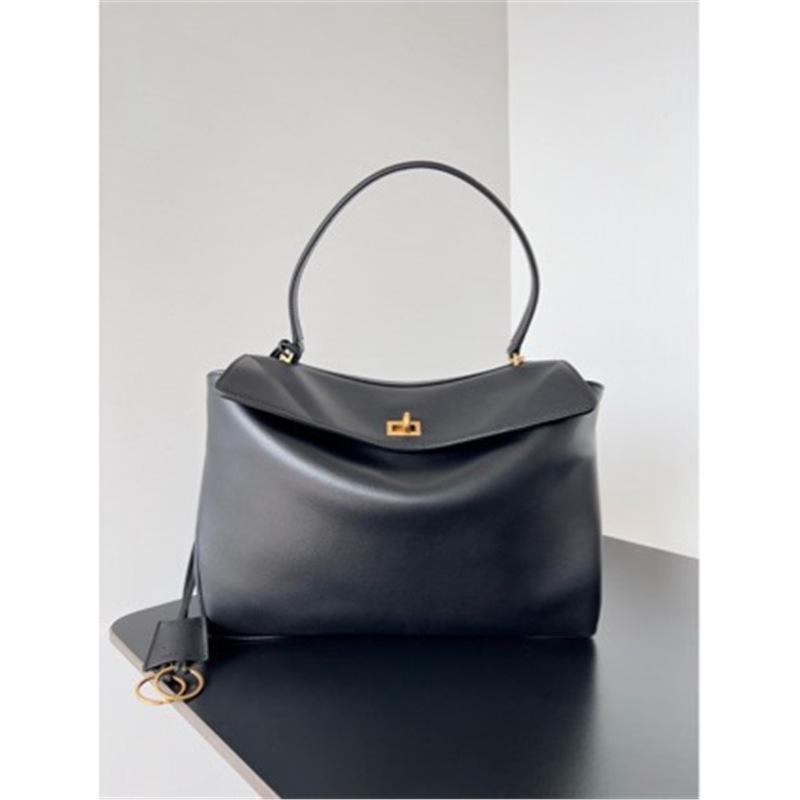 B Brand Designer Leather Casual Bag - Unisex, Soft, Medium Size, High-End Silhouette 35x23.3x10.9 cm чорний
B Brand Designer Leather Casual Bag - Unisex, Soft, Medium Size, High-End Silhouette 35x23.3x10.9 cm чорний