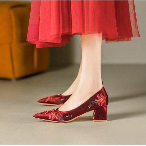 Embroidered single shoes women s new light-colored dress women s shoes are not tired of cheongsam high heels 40
Embroidered single shoes women s new light-colored dress women s shoes are not tired of cheongsam high heels 40