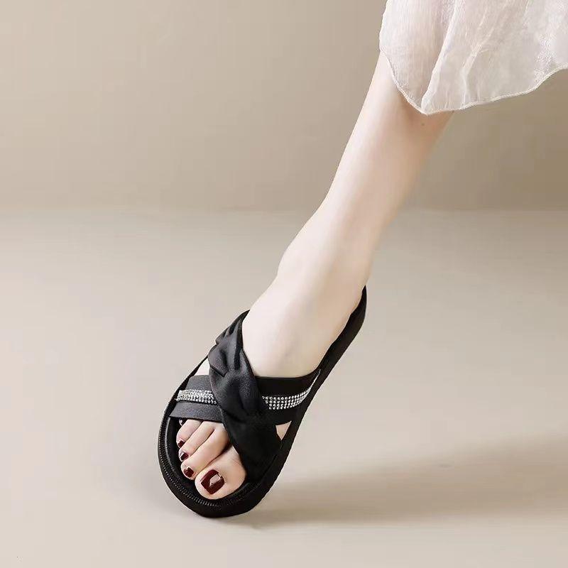 New Rhinestone Slippers for Women Fashionable Sandals for Outdoor Wear, Cool Slippers 40-41
New Rhinestone Slippers for Women Fashionable Sandals for Outdoor Wear, Cool Slippers 40-41