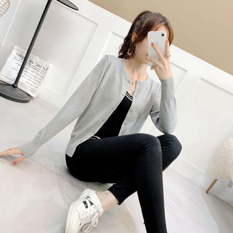 Women s Slim Fit V-Neck Cardigan: Round Neck, Long Sleeve, Light Knitwear for Spring, Summer, Autumn, Sun Protection Shawl, Solid Color Top. One size (80-125 jin) серый
Women s Slim Fit V-Neck Cardigan: Round Neck, Long Sleeve, Light Knitwear for Spring, Summer, Autumn, Sun Protection Shawl, Solid Color Top. One size (80-125 jin) серый