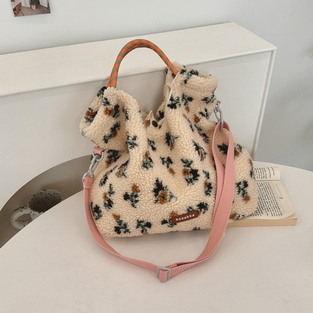Stylish Soft Floral Tote Bag For Women Perfect For Daily Use In Autumn And Winter Seasons Plush Beige Flower
Stylish Soft Floral Tote Bag For Women Perfect For Daily Use In Autumn And Winter Seasons Plush Beige Flower