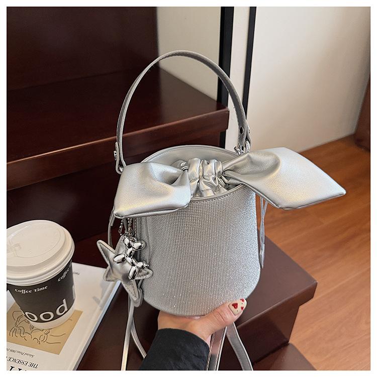 Высококлассная нишевая сумка женская летняя новая модная сумка-мессенджер повседневная портативная сумка-ведро
Высококлассная нишевая сумка женская летняя новая модная сумка-мессенджер повседневная портативная сумка-ведро