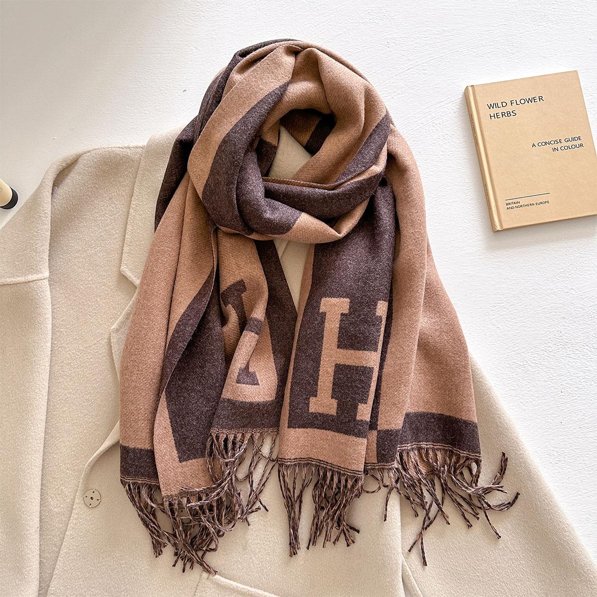 Autumn and winter new imitation cashmere scarf female letter splicing jacquard scarf thickened warm versatile shawl 200*60cm
Autumn and winter new imitation cashmere scarf female letter splicing jacquard scarf thickened warm versatile shawl 200*60cm