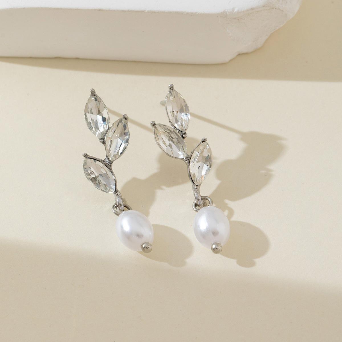Luxury Romantic Superflash Zircon Leaf-shaped Pearl Dangle Earrings for Women Bride Engagement Wedding Designer Jewelry Gifts срібний
Luxury Romantic Superflash Zircon Leaf-shaped Pearl Dangle Earrings for Women Bride Engagement Wedding Designer Jewelry Gifts срібний