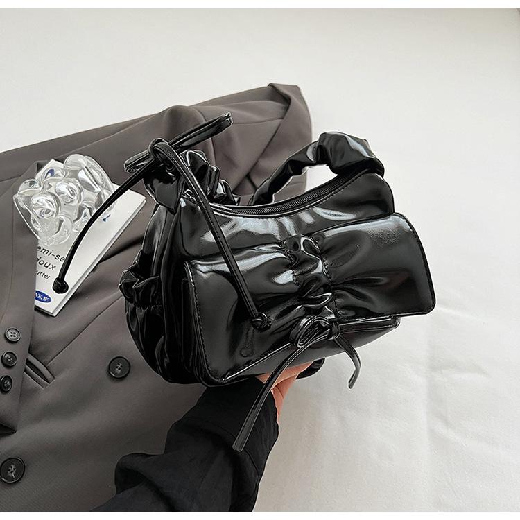 Нишевая плиссированная сумка подмышку женская сумка 2025 новая мода кожа с масляной восковой пропиткой сумка на плечо высококлассная универсальная сумка-мессенджер чёрный
Нишевая плиссированная сумка подмышку женская сумка 2025 новая мода кожа с масляной восковой пропиткой сумка на плечо высококлассная универсальная сумка-мессенджер чёрный