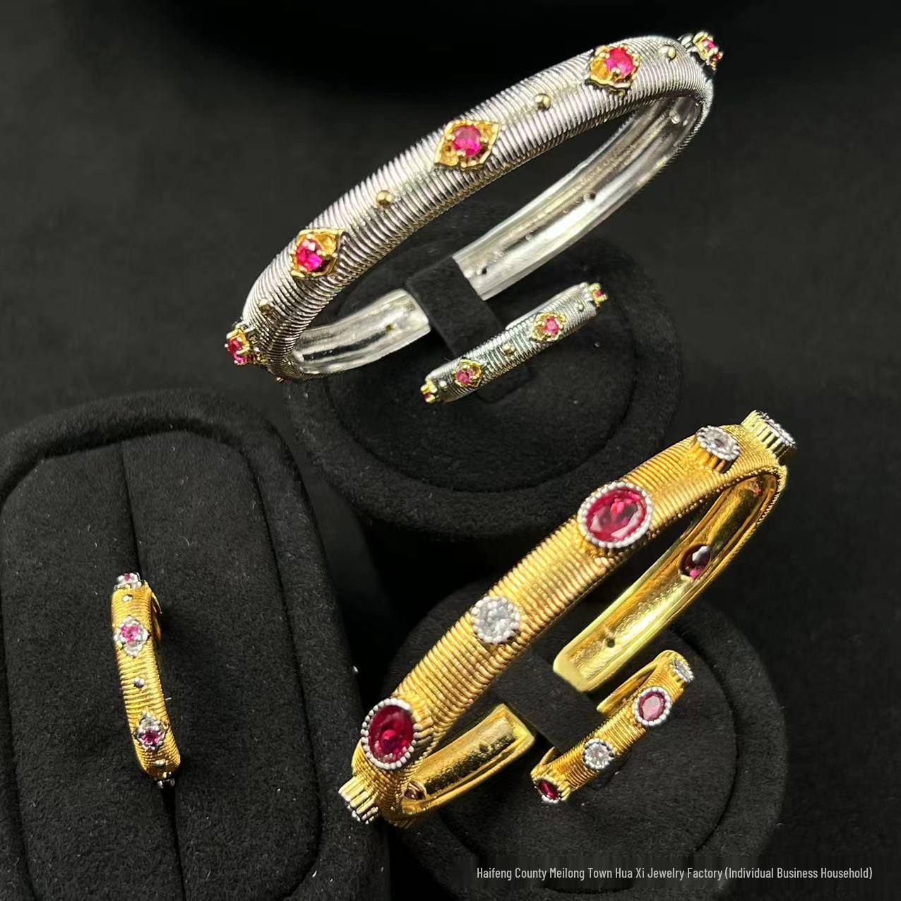 Итальянский золотой браслет Buccellati: Текстурированное, с бриллиантами, с красным корундом, двухцветное кольцо для женщин Adjustable Open Size
Итальянский золотой браслет Buccellati: Текстурированное, с бриллиантами, с красным корундом, двухцветное кольцо для женщин Adjustable Open Size