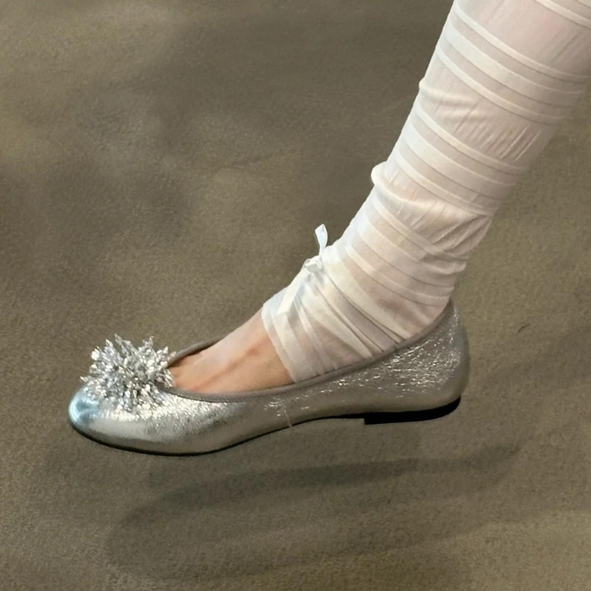 Sheepskin version~ High-grade rhinestone fireworks shallow mouth single shoes women s 2025 new skirt round head flat-soled ballet shoes 35
Sheepskin version~ High-grade rhinestone fireworks shallow mouth single shoes women s 2025 new skirt round head flat-soled ballet shoes 35