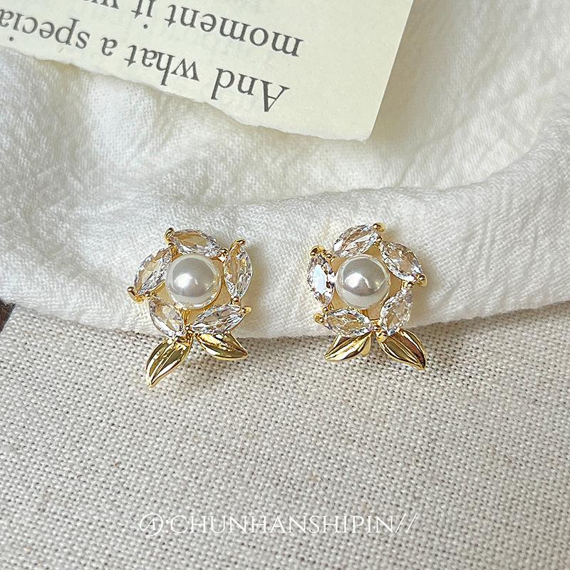 Pearl ear clips~ Rose temperament earrings, fashionable and exquisite pearl earrings, simple and advanced mosquito coil disc earrings.
Pearl ear clips~ Rose temperament earrings, fashionable and exquisite pearl earrings, simple and advanced mosquito coil disc earrings.