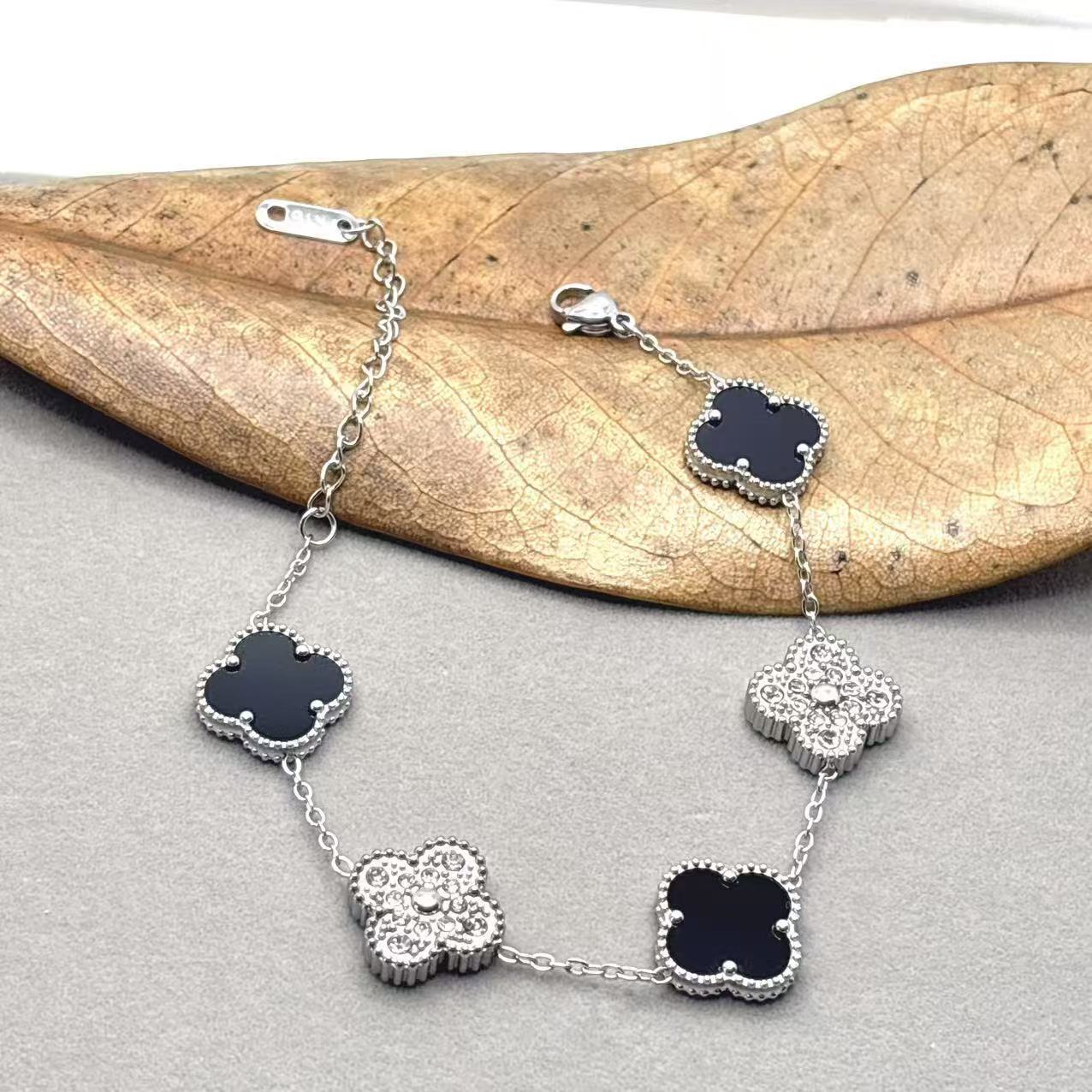 Four leaf clover stainless steel bracelet, high-end, fashionable and versatile accessory синій
Four leaf clover stainless steel bracelet, high-end, fashionable and versatile accessory синій