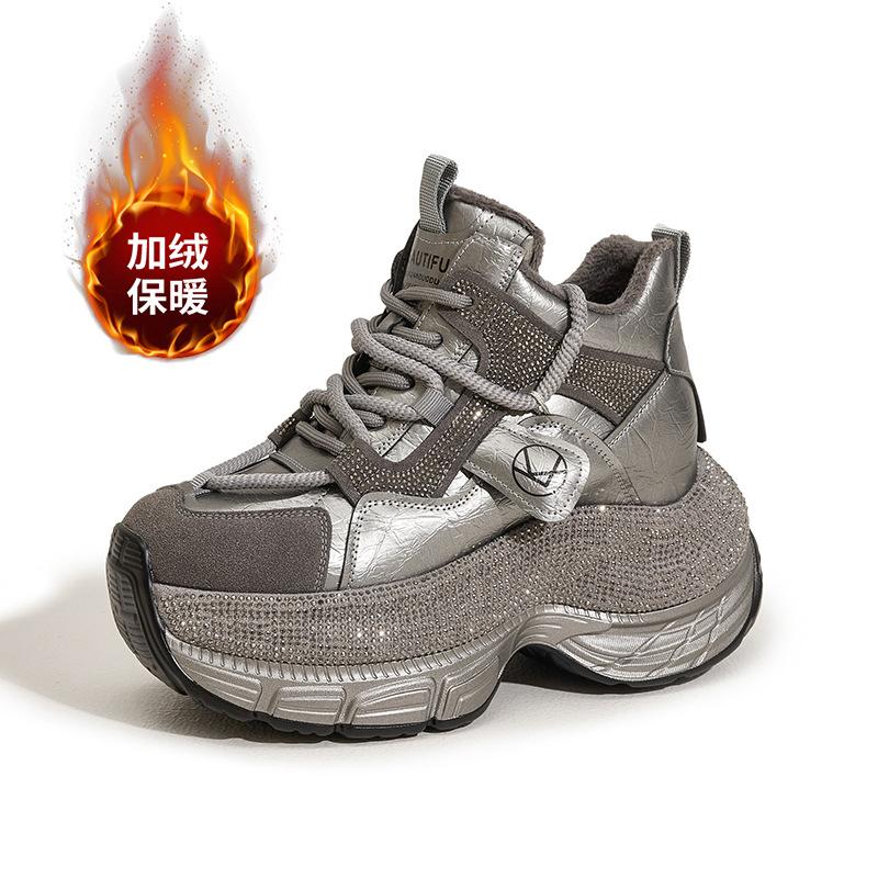 Женские кроссовки на толстой подошве, зима 2025, новая повседневная универсальная модель с высоким верхом, бархатные, теплые, на небольшой внутренней платформе, увеличивающие рост 39 серый
Женские кроссовки на толстой подошве, зима 2025, новая повседневная универсальная модель с высоким верхом, бархатные, теплые, на небольшой внутренней платформе, увеличивающие рост 39 серый